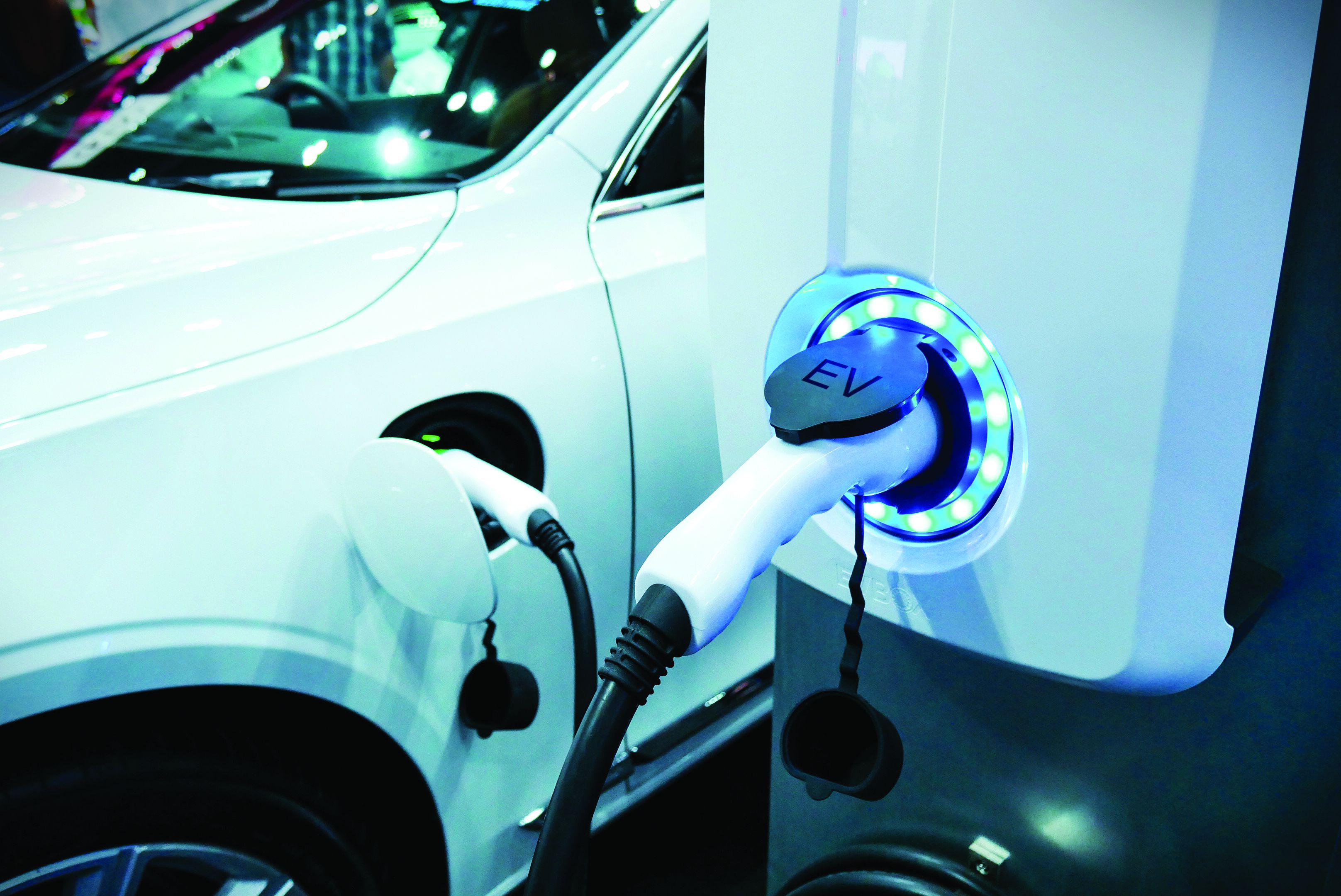 power,supply,connect,to,electric,vehicle,for,charge,to,the